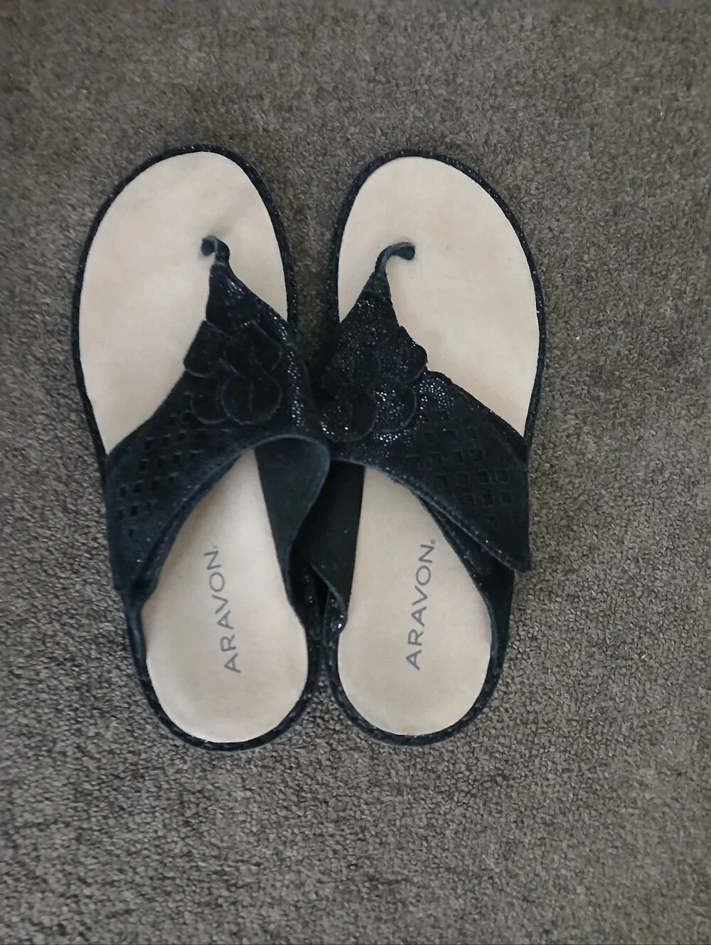 Aravon Women’s Black Leather Floral Toe-Post Sandals Size 7B.